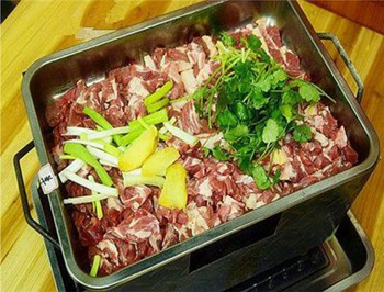 吃羊肉串您要留神几点 :炸羊肉的代表菜有松肉,烧羊肉等.