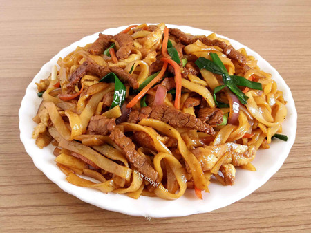 新疆鸡肉拌米粉是一款美食,主要原料有鸡胸肉300g,大葱半根,香菜适量