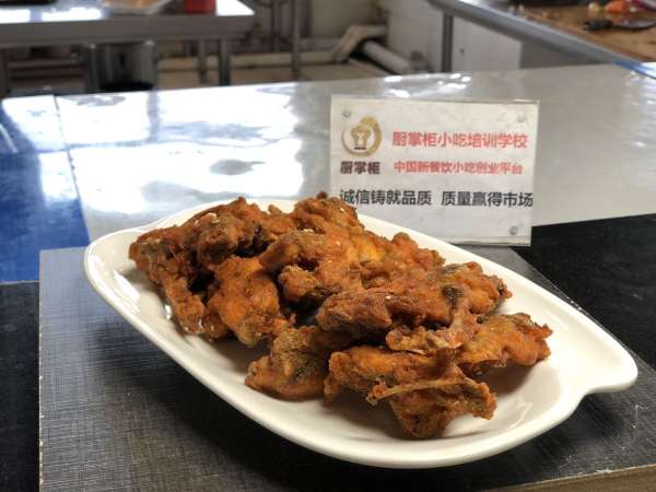 炸鸡叉骨小吃培训学习 油炸鸡叉骨又名鸡锁骨,连心脆,三叉骨,是目前新