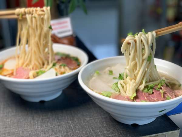 地方风味的一种传统面食,民间相传因山东福山抻面,有起源福山拉面一说