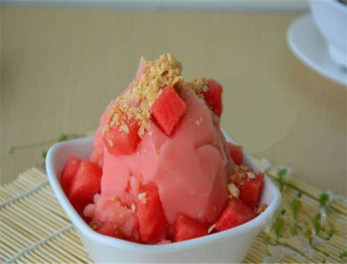 据了解,桂林的炒冰原料里有西瓜块,菠萝块,绿豆等,这些原料均放在冰箱